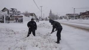 Una nevada volvió a cubrir Bariloche: hay cortes de energía
