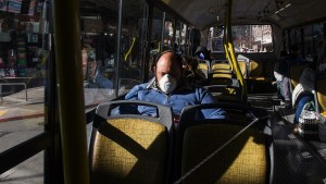 Ante la suba de casos de Covid 19, recomendaron el uso de barbijos en el transporte público