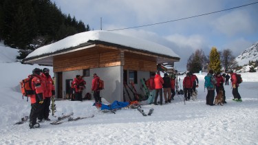 Rescatistas en la base del cerro Catedral ayer, tras sacar de la nieve a Mario Ruiz y Oscar Arellano. Foto: Marcelo Martinez