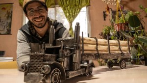 «Fede», el chacarero que hace maravillas con los fierros usados