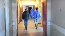 Imagen de Un hombre falleció de covid-19 en su casa por no consultar al sistema de salud
