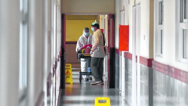 En crisis. El sistema sanitario esta al borde de su capacidad operativa. 