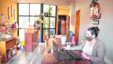 Los hostels de Neuquén se debaten entre cerrar y reinventarse para sobrevivir a la pandemia. (Foto: Yamil Regules).