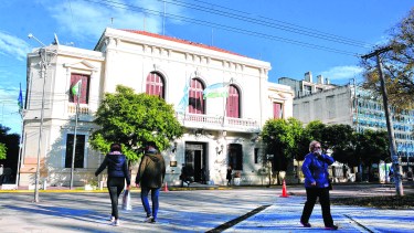 La provincia pagará salarios de junio desde el sábado. Foto: Marcelo Ochoa.