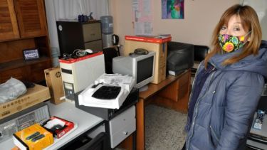 La directora del ITS de Jacobacci, Eliana Velázquez manifestó su agradecimiento a los vecinos solidarios. (foto: José Mellado)