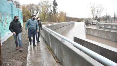 El intendente recorrió algunos sectores de la ciudad como el arroyo Durán. (Prensa  Neuquén Capital)