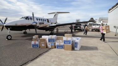 Los respiradores que buscan reforzar las unidades de terapia intensiva de Neuquén llegaron vía aérea.  Foto: gentileza.