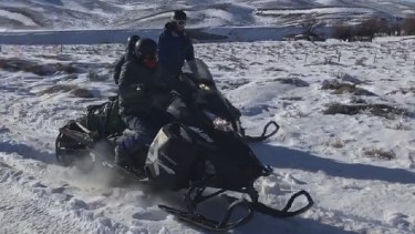 Con motos de nieve asisten a pobladores dispersos en la zona rural de Clemente Onelli. (foto: gentileza)
