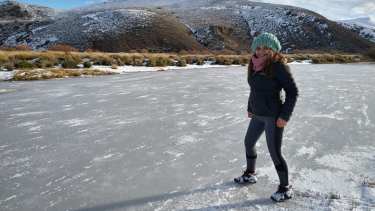 Vecinos de Pilcaniyeu aprovecharon este domingo para disfrutar del paisaje y  río congelado