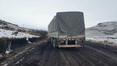 Hay sectores con abundante barro y charcos de agua. Varios camiones tuvieron dificultades para transitar. (Foto: Gentileza)