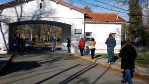 Testeos en Roca: un sinuoso camino con freno los domingos