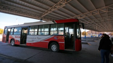 La empresa que presta el servicio interurbano en el Alto Valle avanza para quedarse con la concesión a largo plazo en Roca.