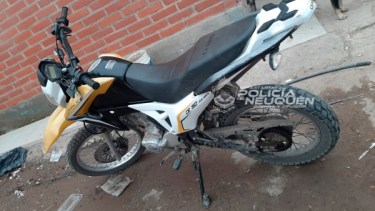 Tras una persecución, la Policía de Neuquén secuestró una motocicleta robada. El conductor escapó a pie, luego de abandonar el vehículo. (Foto: Gentileza).