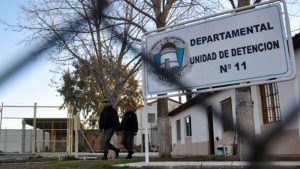 Presos que reclaman agua caliente apuñalan a un policía en la Unidad 11 de Neuquén