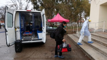 Los trabajadores del hospital de Cervantes dejaron un mensaje optimista en su llegada a Roca.