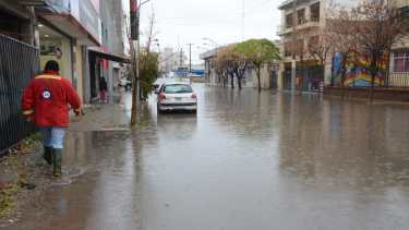 Calles del bajo inundadas y canales desbordados marcaron la primera jornada de lluvia en Neuquén. (Yamil Regules).-