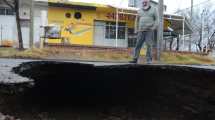 Imagen de El socavón de Neuquén aún no pudo ser reparado