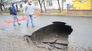 Socavón en cale Lanin (foto archivo Yamil Regules) hoy fue en Olascoaga y Copahue donde cedió un ducto cloacal