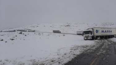 Hay más de 100 camiones varados entre Collón Cura y Piedra del Águila. Jorge Román, uno de los transportistas, denunció falta de prevención y mantenimiento por parte de Vialidad Nacional y Provincial. (Foto: Gentileza).