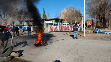 Los trabajadores comenzaron una permanencia frente a la cerámica Neuquén. (Gentileza).-