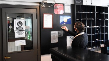 Un hotel en la capital abrió sus puertas hoy. El resto, a la espera. Foto: Florencia Salto.