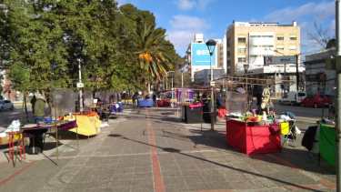 Los artesanos vuelven con sus puestos frente a la catedral (gentileza)