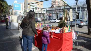 Con distanciamiento social y restricciones de atenció de clientes, la Feria de Artesanos volvió (foto Yamil Regules)