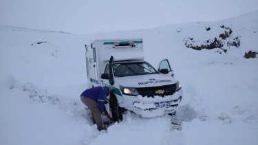 Una difícil travesía tuvo que cumplir la ambulancia de Pilcaniyeu para llegar hasta el paraje Panquehuao. (Foto: Gentileza)