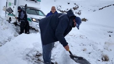Hay que abrir camino, despejando la nieve con la pala. (Foto: gentileza)