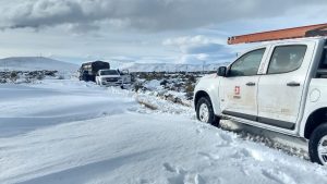 Con vehículos especiales buscan reestablecer el suministro eléctrico en Aluminé