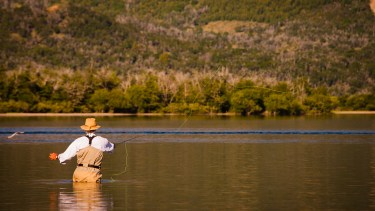 Pesca con mosca en el lago Meliquina. Foto: Patricio Rodríguez 