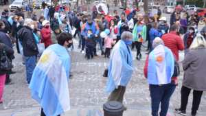 El banderazo en Neuquén fue en el monumento a San Martín