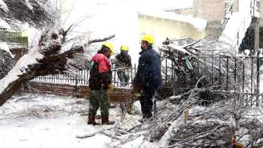 Tras la emergencia en el inicio del coronavirus, en Zapala se asiste a una segunda emergencia climática por la intensa caída de nieve. (Prensa Municipalidad de Zapala)