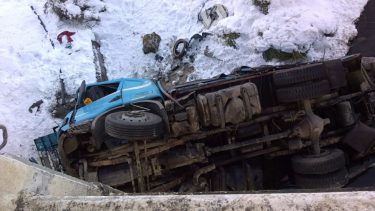 El camión cayó unos diez metros tras derrapar. Foto Zapala8340