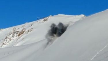 El momento de la detonación para generar la avalancha controlada en Cerro Catedral, Bariloche. Captura de video.