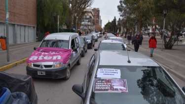 A partir de las 11, organizaciones y agrupaciones políticas marcharán en caravana, en Neuquén. Invitan a "defender la democracia". (Foto: Yamil Regules).