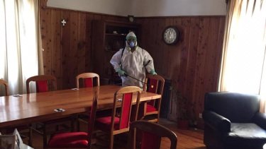 La desinfección en el despacho del intendente Gustavo Gennuso. Foto: Gentileza