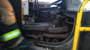 Con una bomba molotov, incendiaron un colectivo en Roca y apuntaron al gremio UTA