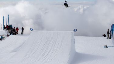 El año pasado se realizaron competencias de Big Air (imagen) en el cerro Catedral. Ahora esperan reactivan el calendario. Gentileza FASA.