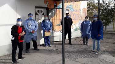Silvia (de delantal rojo) en uno de los primeros días de trabajo en el puesto sanitario de barrio Puente Cero. (foto: gentileza)