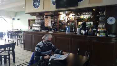 Además de confiterías y restaurantes, se flexibilizaron medidas para heladerías y rotiserías. (Foto archivo)