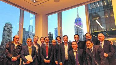 Weretilneck junto al ministro Domingo, en Nueva York, en 2017.