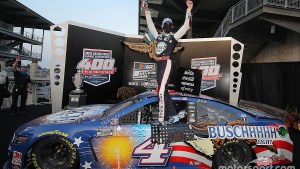 Harvick logró su cuarta victoria en la Nascar