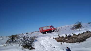Bomberos voluntarios y el municipio recorren la zona de Sierra Colorada. (foto: gentileza)