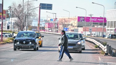 La multitrocha de la ruta 22 se transformará en la avenida Vaca Muerta. El primer tramo de unas 20 cuadras -entre Linares y Gatica- saldrá a licitación en septiembre. (FOTO: Yamil Regules)