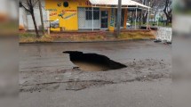 Imagen de Un enorme socavón se formó en una calle del Bajo de Neuquén