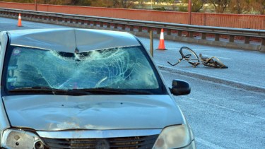 El trágico accidente ocurrió en la fría mañana del lunes en el puente Basilio Villarino que conecta Viedma-Patagones. Foto: Marcelo Ochoa
