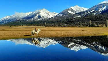 Franco y su caballo corcho en Cholila, al noroeste de Chubut. 