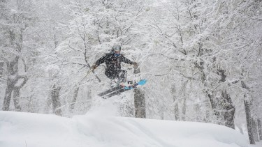 Un salto en la apertura del centro de esquí de San Martín de los Andes. Chapelco permanecerá cerrado hoy y mañana y reabrirá el viernes. 