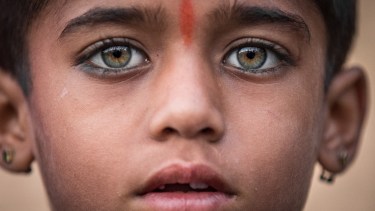 Niño indio con sus característicos aritos y “tilak”, pintura roja en la frente, sagrada para el hinduismo. Jaisalmer, India. 2020.